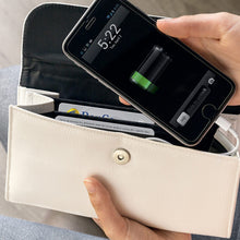 Laden Sie das Bild in den Galerie-Viewer, Balvi Brieftasche mit Netzteil/Powerbank iPhone Damen 20 cm